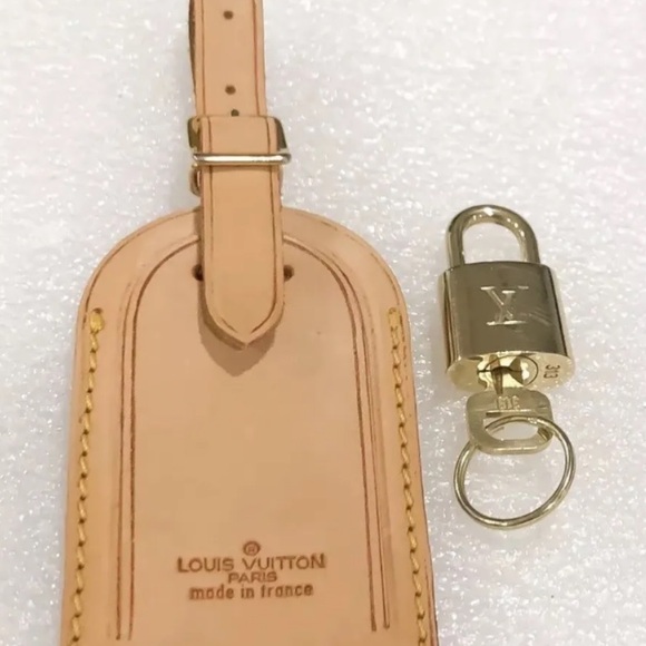 ❤️*AUTH*. LV LOCK AND KEY WITH LUGGAGE TAG❤️ - Picture 7 of 10